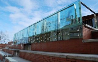 Barandillas de vidrio y aluminio fijadas