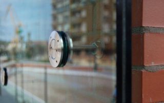 Barandillas de vidrio y aluminio con sistema de fijación