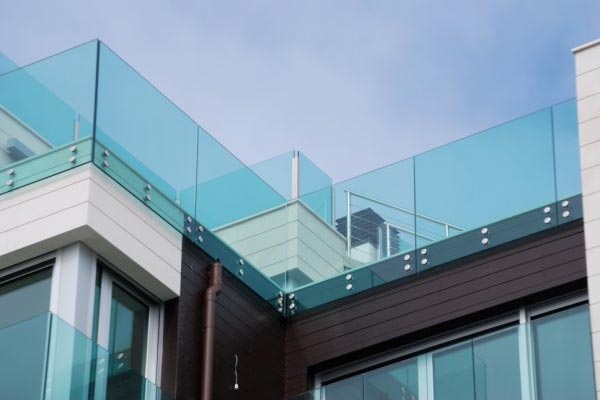 Railing made of glass and aluminium